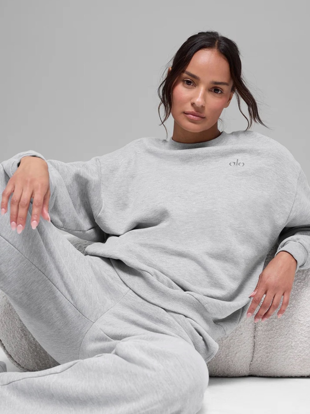 Alo Yoga Women’s Heather Grey Accolade Crewneck Sweatshirt Medium